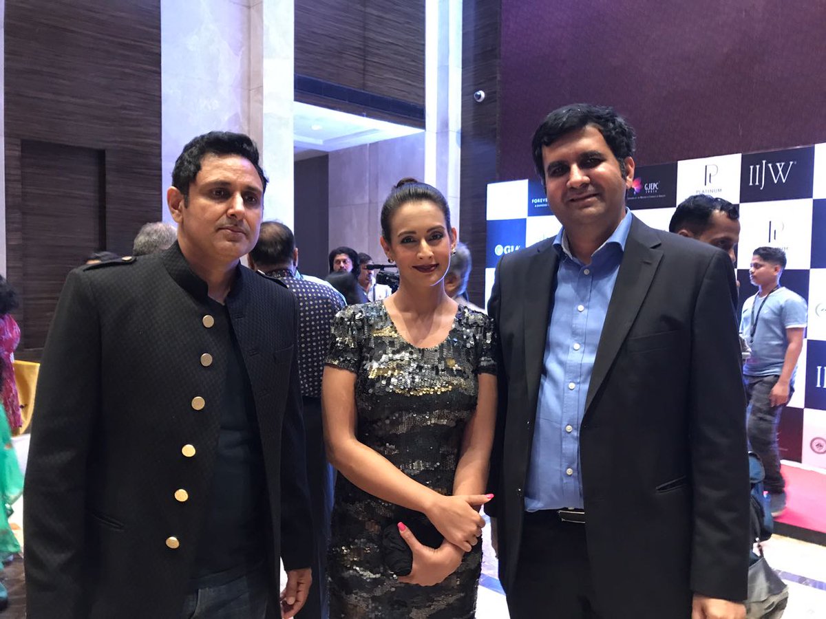 With <a href="/preetijhangiani/">Preeti Jhangiani</a> #mohabateen . #publicrelations <a href="/FeminaIndia/">Femina</a> <a href="/iamsrk/">Shah Rukh Khan</a> <a href="/iamwill/">will.i.am</a> #Bollywood