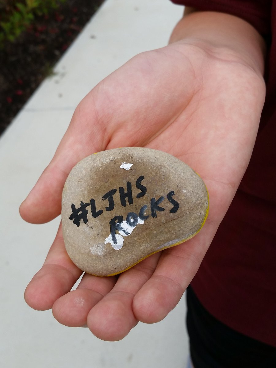 KathyRob7th's tweet photo. While exploring our creative sides outside today with chalk, Ian found this. #ljhsrocks @The_Mr_Dalton https://t.co/FXlflTuOU9