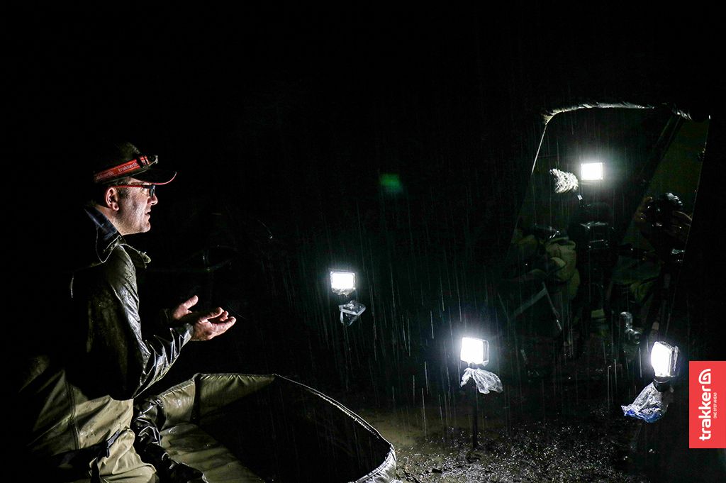 Setting up for a bit of nighttime 📷/🎥 with Team Trakker's <a href="/JerryBridger/">Jerry Bridger</a> down at Burghfield Blue Pool last week.

#Trakker #TeamTrakker