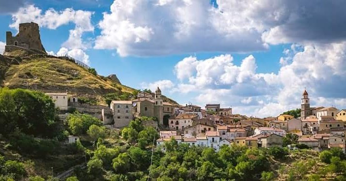 #Basilicata La #viadellemeraviglie si ferma a #BrindisidiMontagna le cui vicende sono legate alla #Grancia "La storia bandita"