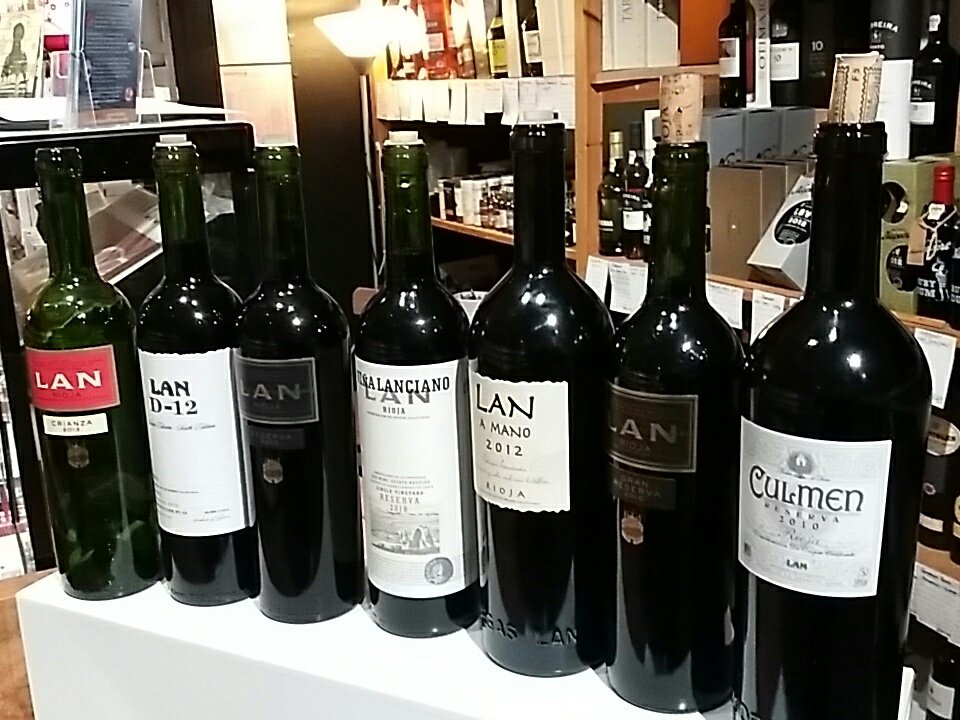 slurpleam's tweet photo. Excited to be showing this vertical tasting of @BodegasLan wines tonight! #wine #rioja #shjones #slurp https://t.co/Yf8OgQOlNv