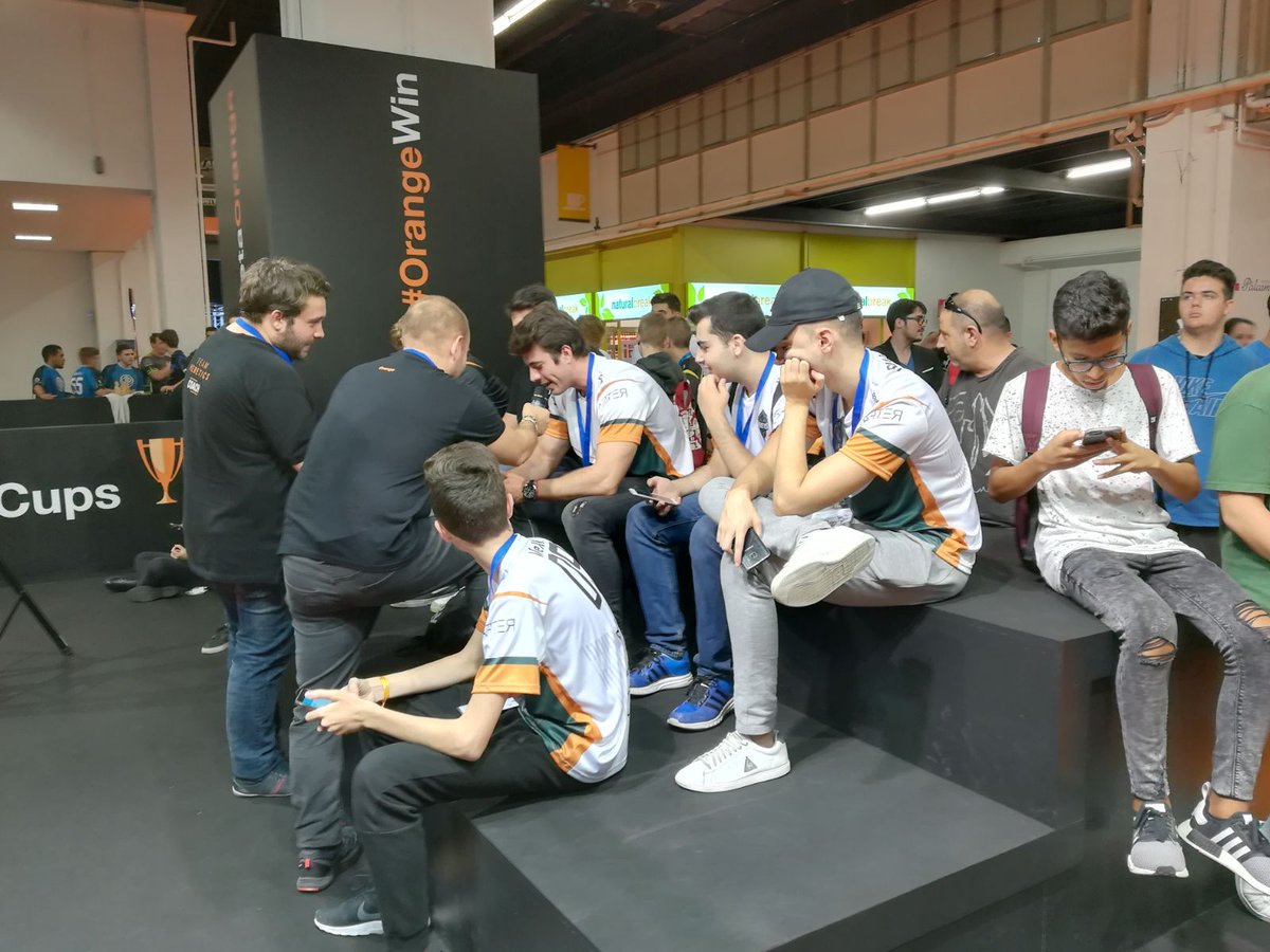 OrangeFutbol_ES's tweet photo. Ha sido un día genial en nuestro stand de @OrangeEsportsES. #OrangeCups, #OrangeWin, #GrietaOrange, #OrangeQA.... ¡¡mañana mucho más!! https://t.co/apNJB833Az