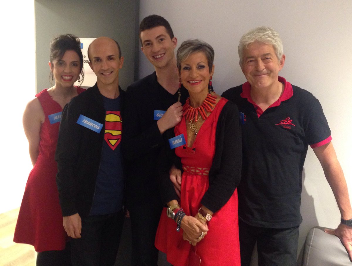 IsaMoriniBosc's tweet photo. #FamilyBattle : ah oui une famille en or, enfin plaquée or ! 😀 https://t.co/lpxQcXb2E4