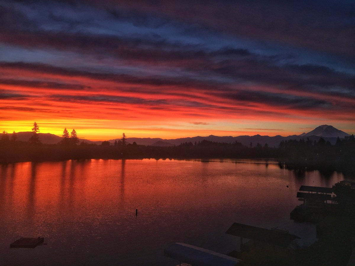 pnw_compass's tweet photo. Today’s sunrise was simply fantastic. Let’s make today just as good.😍🌄💯☀️ #CompassOutdoors #PNW #HappyFriday https://t.co/xMMYelW1By