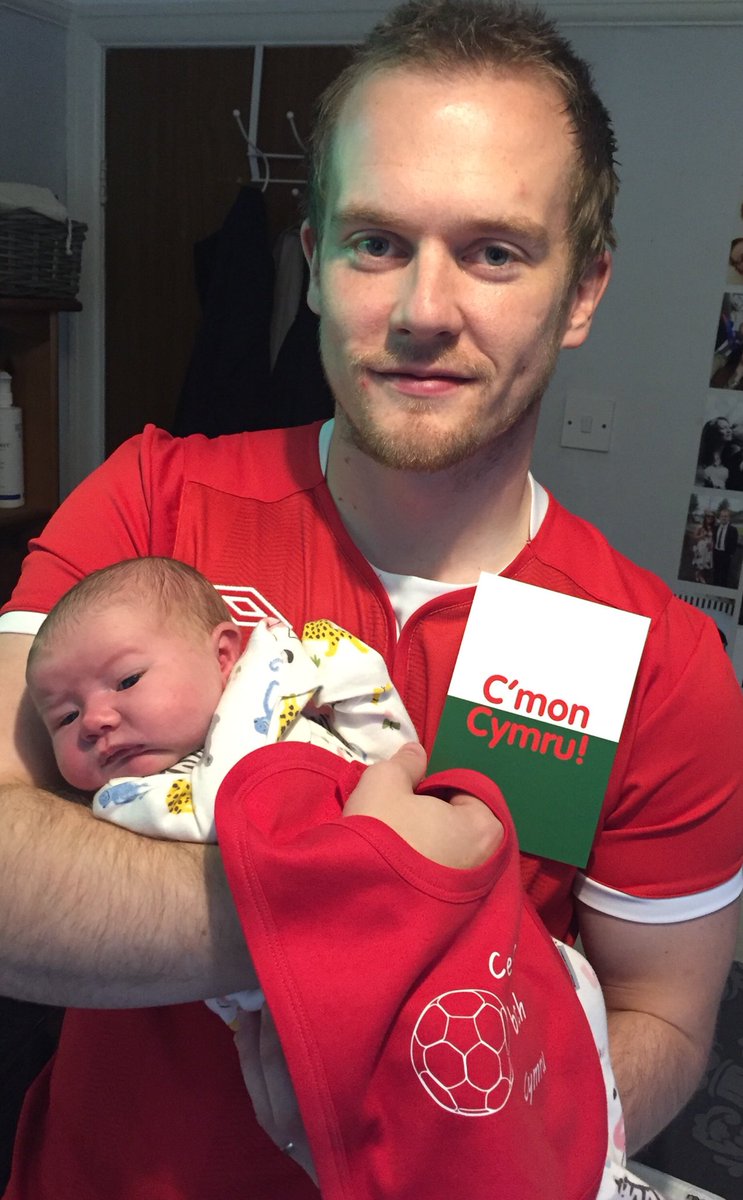Sarahr33s's tweet photo. Cadi wedi joio’i gêm pêl-droed cynta’ heno! #GEOvCYM #4DiwrnodOed #Cymraes #Cymru 💪🏻❤️
@FAWales https://t.co/bBxhUvibZJ