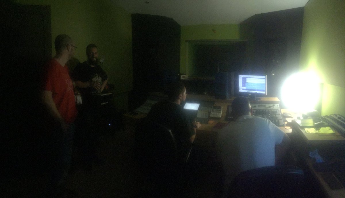 FALSALARMA1's tweet image. Sesión de mezcla. Ya queda menos gente 👇🏼Dale a retweet para que lo sepa todo el mundo.