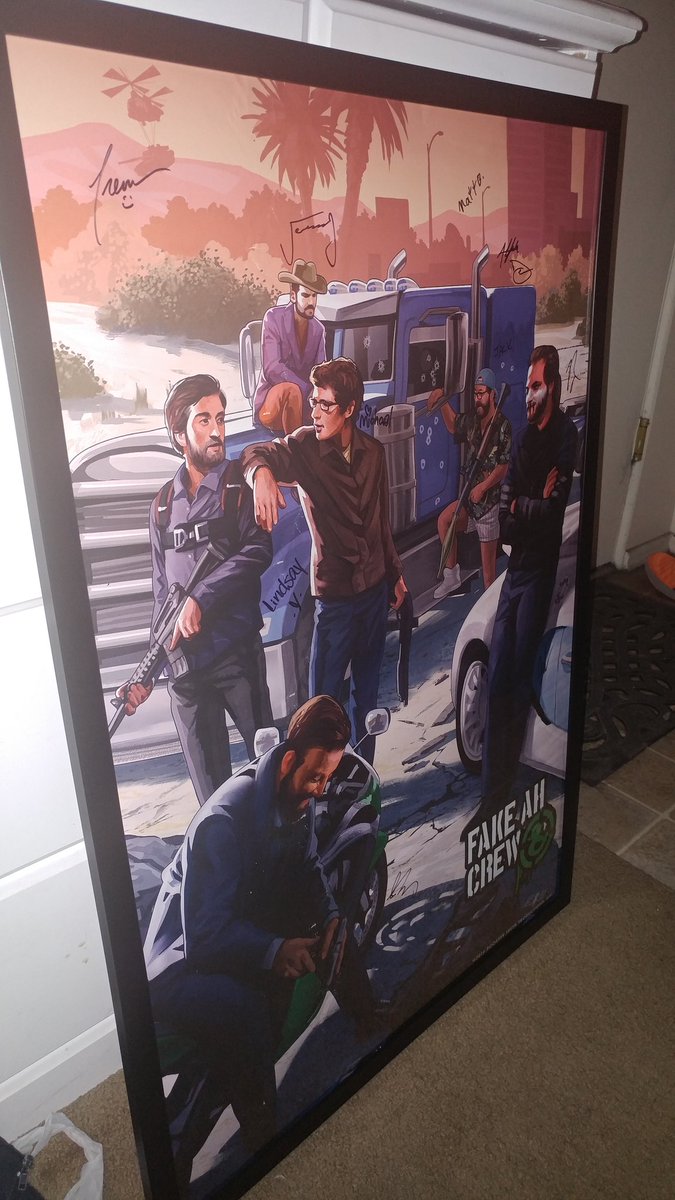 ahunter892's tweet image. OMG...its finally here!! I think I recognize all the signatures...
Love this!
#signedmerch #donate @omaze @RoosterTeeth @AchievementHunt