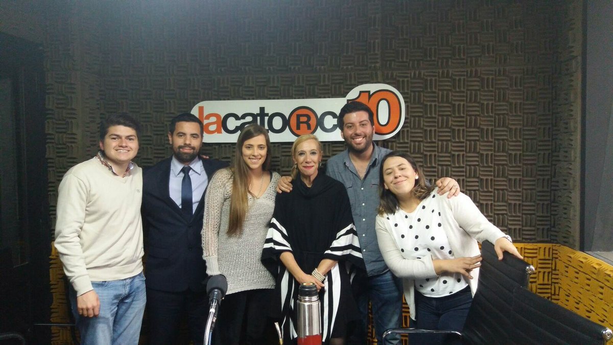 SebaHagobian's tweet photo. A las 16hs estaré en la 1410am con @crisricheri en contrapunto.Con las capas de @marianachiquiar y @bettianadiazrey que somos del #EquipoFA! https://t.co/HiVT4essH2