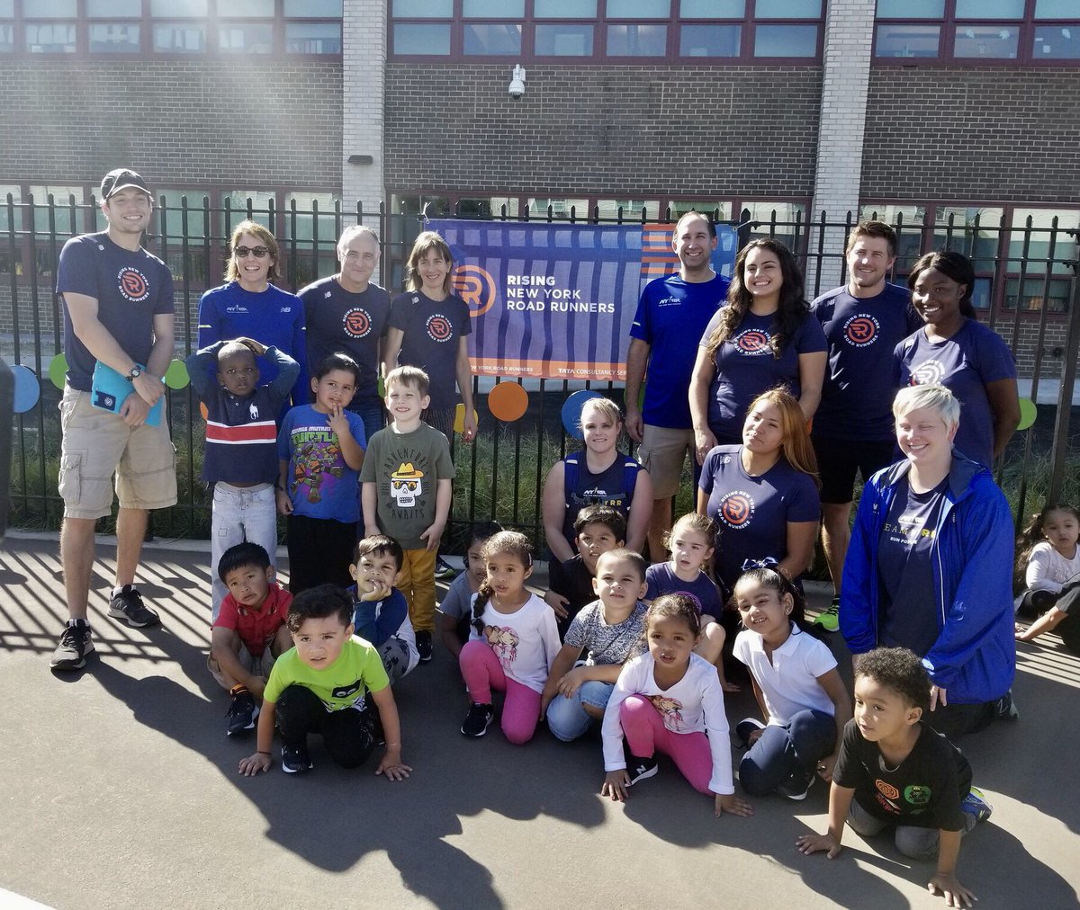 MikeRunsNY's tweet photo. #TeamNYRR in #StatenIsland today, powered by a healthy lunch thanks to #COMMONScafe, #NicotraGroup & @KristineGarlisi. All net profits are donated to #PuertoRicoRelief #HurricaneMaria #EatGoodDoGood #love https://t.co/JL8xfnStUH