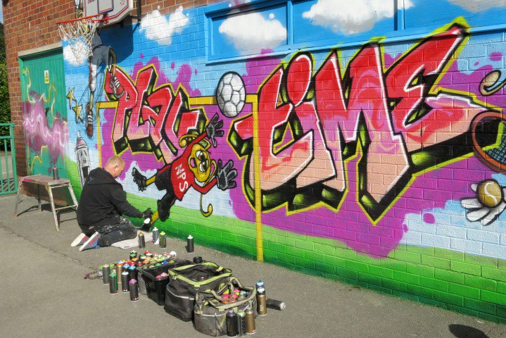 Neston_Primary_'s tweet image. More great work from a great artist and friend of the school @dime_one . Superb as ever. #whatdoesitsay #bees