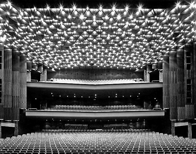 Şu güzelliğe bakın. Bu da Hayati Tabanlıoğlu'nun modernizm dersiydi. Ne mi oldu dersiniz? Paramparça ettiler salonu. Restore de edilmedi.