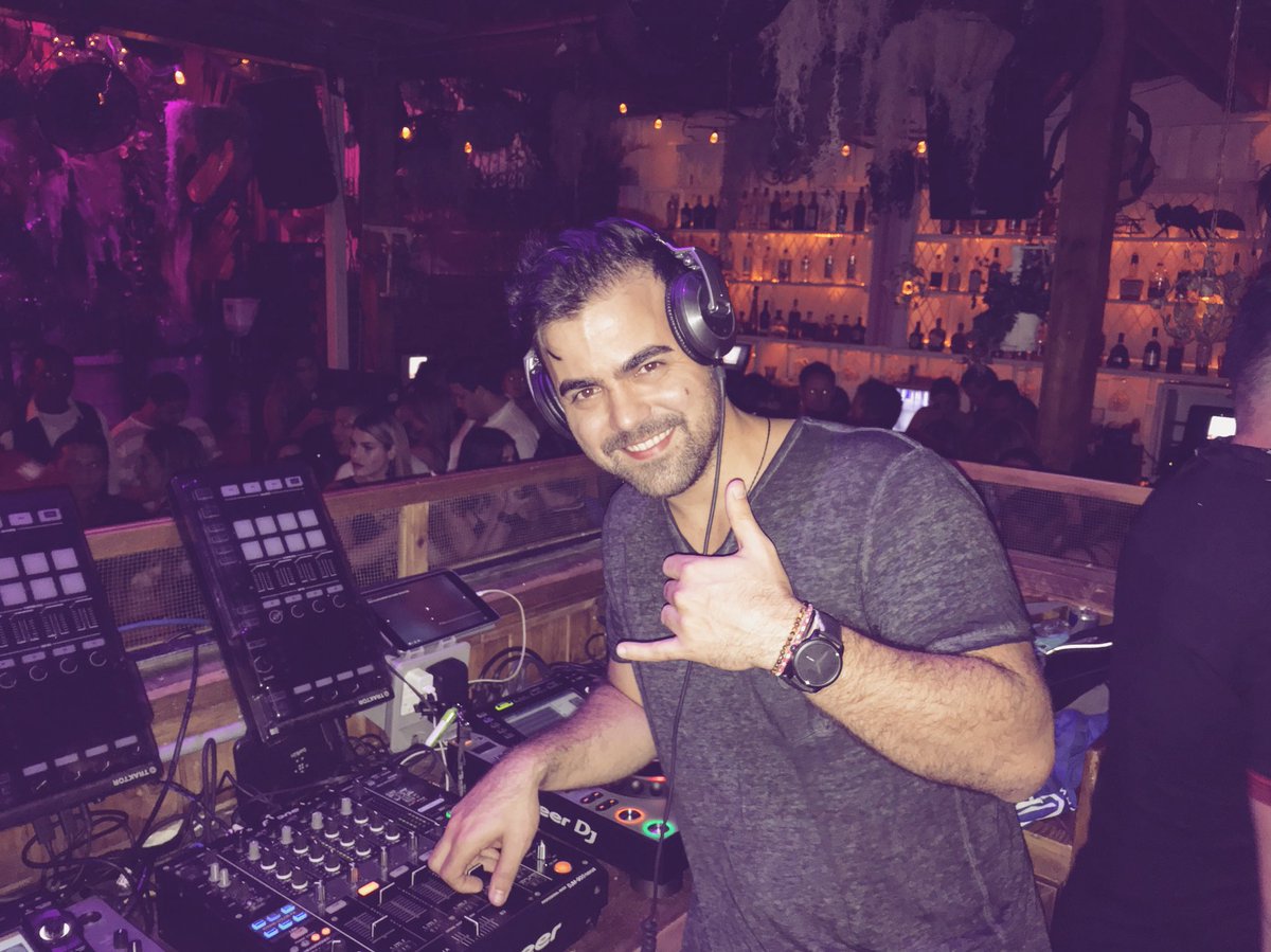 alensarell's tweet photo. En @elpatiowynwood #unitedforpuertorico apoyando a los hermanos de la isla del encanto #puertorico 🇵🇷 Mucha buena vibra ! Gracias #elpatiowynwood .. Que importante aporte 🙌🏼 https://t.co/v0pwBs4FKx