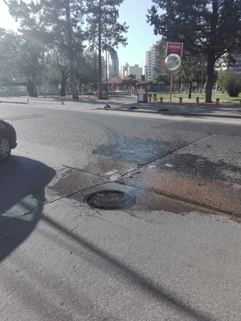 mperez03's tweet photo. sigue la cloaca desbordada desde el lunes frente al parque las heras y la @MuniCba ???,  la app #cba147 no funciona, para que la ponen https://t.co/D51nE3ridd