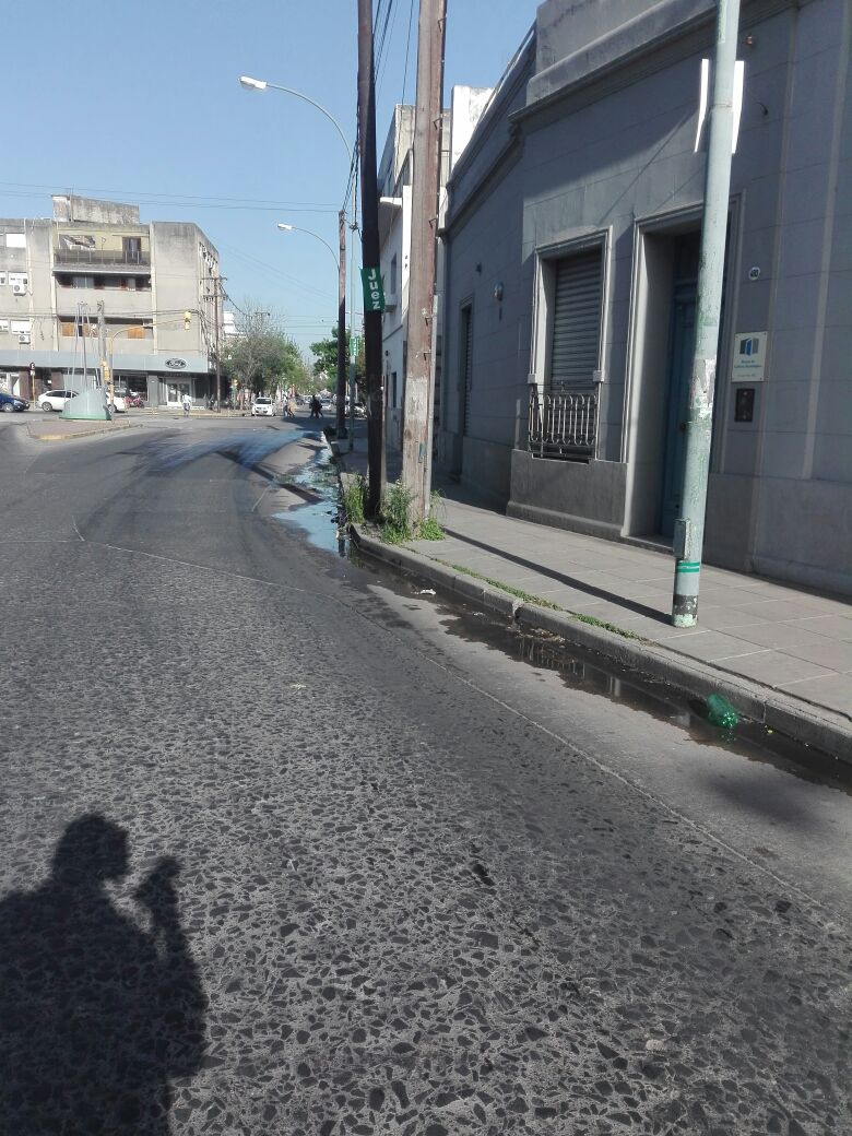 mperez03's tweet photo. sigue la cloaca desbordada desde el lunes frente al parque las heras y la @MuniCba ???,  la app #cba147 no funciona, para que la ponen https://t.co/D51nE3ridd