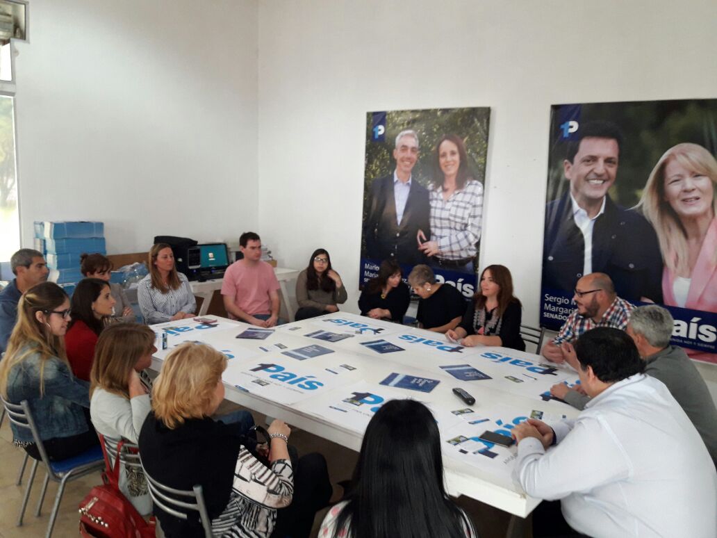 Mi especial agradecimiento a las maestras y maestros que se acercaron para poder compartir sus experiencias en la escuela conmigo.