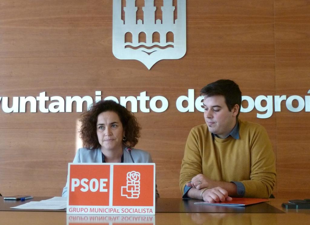jslogrono's tweet photo. .@Bretoncillo y .@Beatrizarraiz denuncian que Gamarra sigue impidiendo la creación del #BilleteÚnicoParaEstudiantes https://t.co/oz42uUYohc https://t.co/D0L7A0wVpK