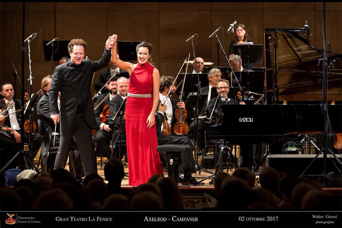 FilarmFenice's tweet photo. @GloriaCampaner @johnaxelrod @FilarmFenice @teatrolafenice Photo by @waltergarosi @musicassoluta @Fazioli_Pianos https://t.co/TX4DlYjM6j
