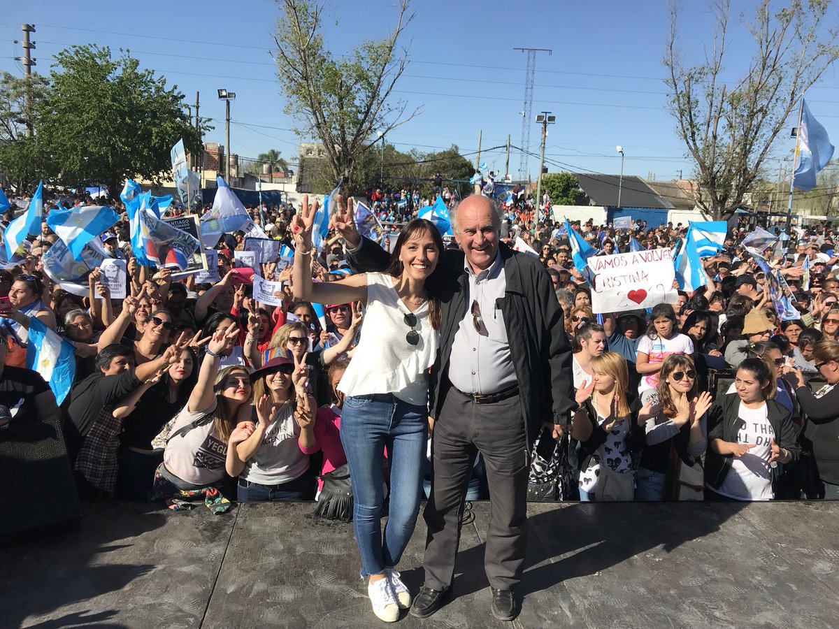 Esperando a @CFKArgentina en Solano! #CristinaEnQuilmes 🇦🇷☀️❤️✌🏽