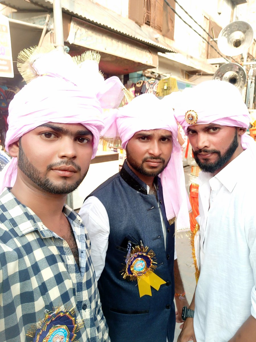 TheValmekiWorld's tweet photo. आ० #AmitPathour जी की #अध्यक्षता में   #ValmikiJayanti शोभायात्रा में कलाकारों को #पगड़ी पहनाकर शुभारंभ करते आ० #श्री_शम्भुदयाल_निराला_जी। https://t.co/RH06CiHVkl