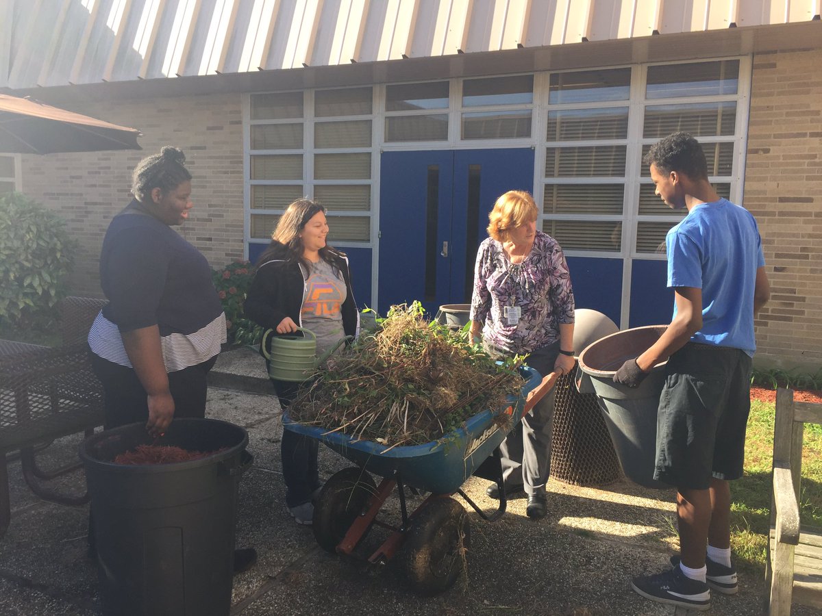 FBWilliams_'s tweet photo. #MrsPorter & G8 #Science Ss working together in #EnrichmentClass #CourtyardEnhancement #GreenSchoolProject 💚@PocomokeMiddle 💙💛 https://t.co/iD2QyI311N