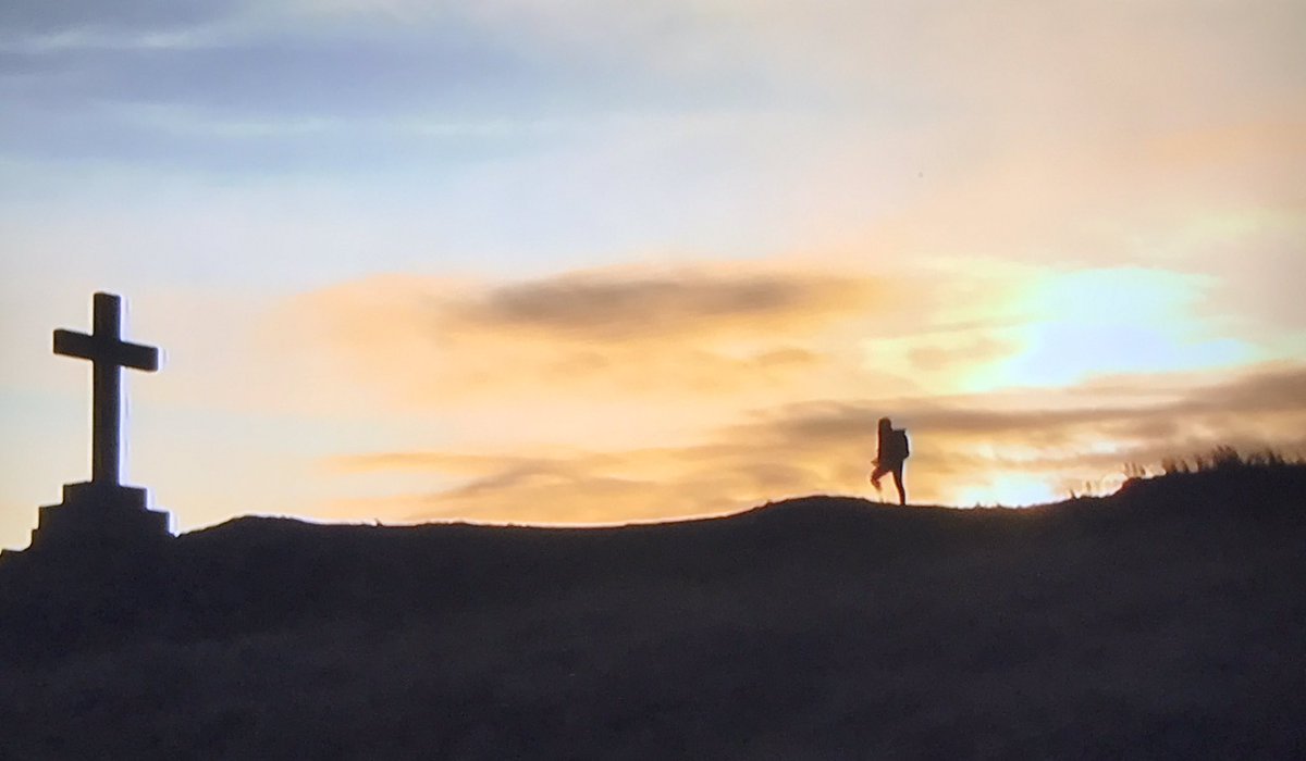 Watching my mate <a href="/JuliaBradbury/">Julia Bradbury I HAVEN'T BOUGHT BLUE TICK💙</a> on <a href="/ITV/">ITV</a> #bestwalks in Anglesey costal walk overlooking snowdonia, brilliant show and great presenter