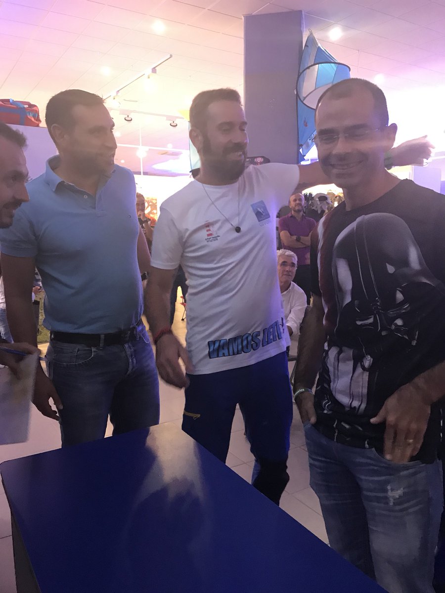 faroafaro's tweet photo. Algunos de los momentos de la entrega de la prenda finisher de una nueva edición de #FaF2017. @alpinultras https://t.co/urOVPNYUjd