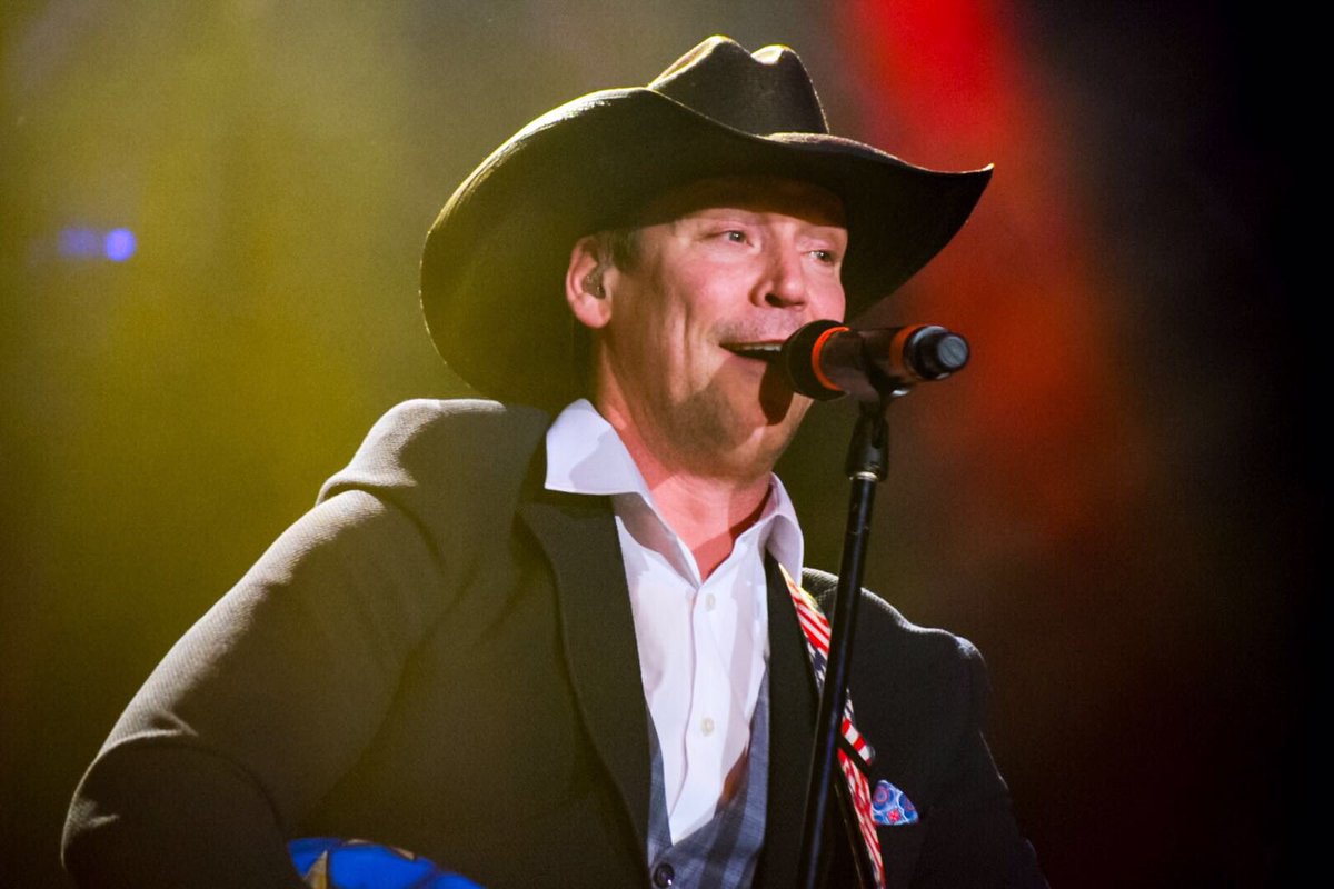 DTRCountry's tweet photo. Louisiana Saturday Night man @robertmizzell is lighting up @farmersbash @SSEBelfastArena tonight! #FarmersBash https://t.co/jQ4xliFMiu