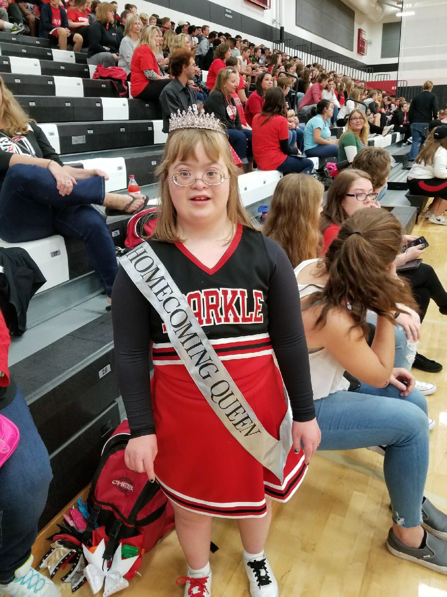 NanaAnnaD3w3y's tweet image. Brianna from my Sparkle Crew Cheer team was named homecoming queen! #proudcoach #pewaukeehomecoming #SparkleEffect
