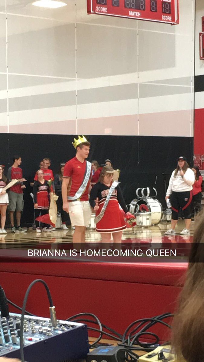 NanaAnnaD3w3y's tweet image. Brianna from my Sparkle Crew Cheer team was named homecoming queen! #proudcoach #pewaukeehomecoming #SparkleEffect