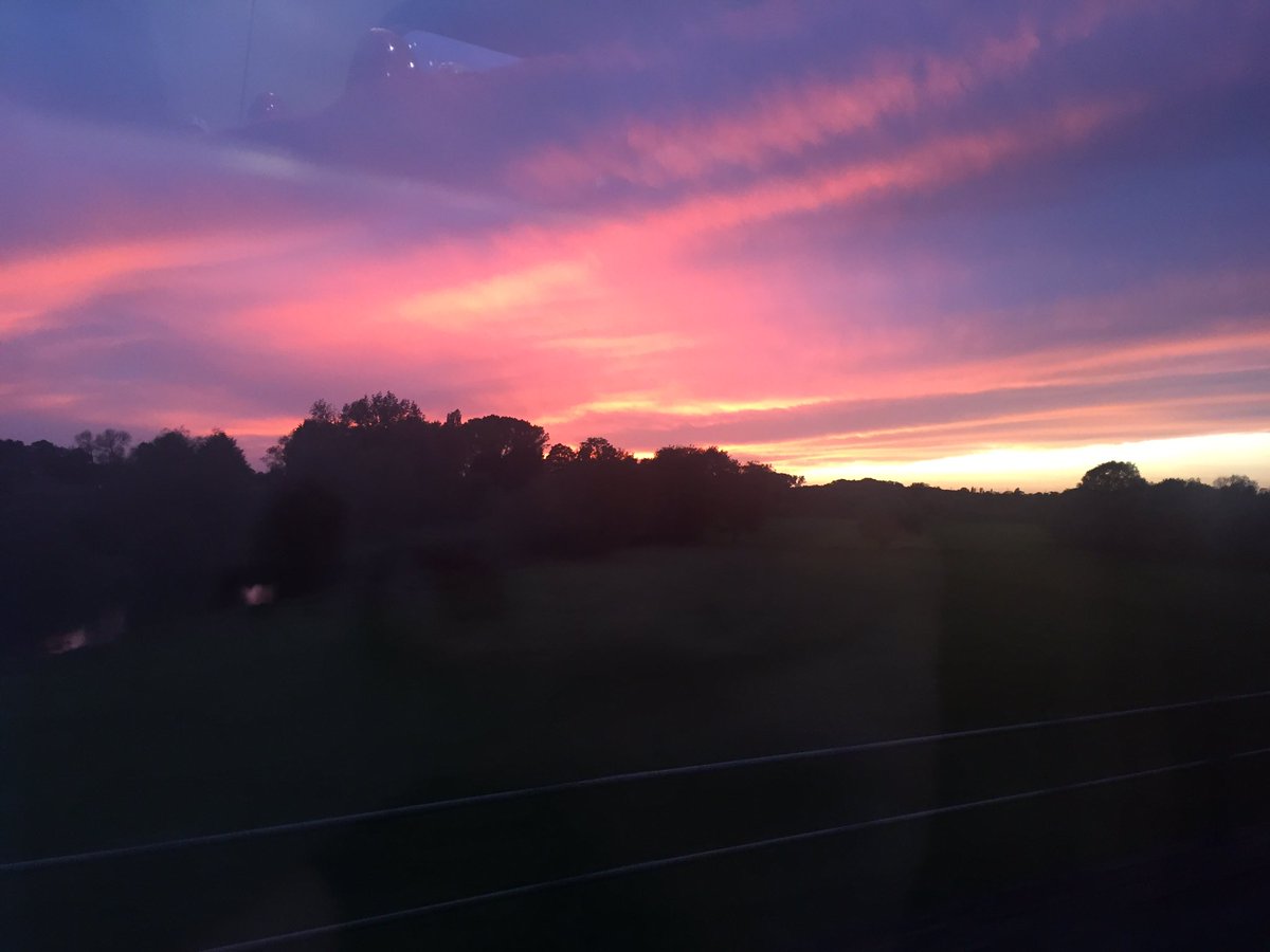 Amylouward10's tweet photo. My favourite thing....#Sunsets ππ
#TravellingHome #BusyWeekAtWork #LoveMyJob #ConsultantLife https://t.co/Fu3k4I2JMS