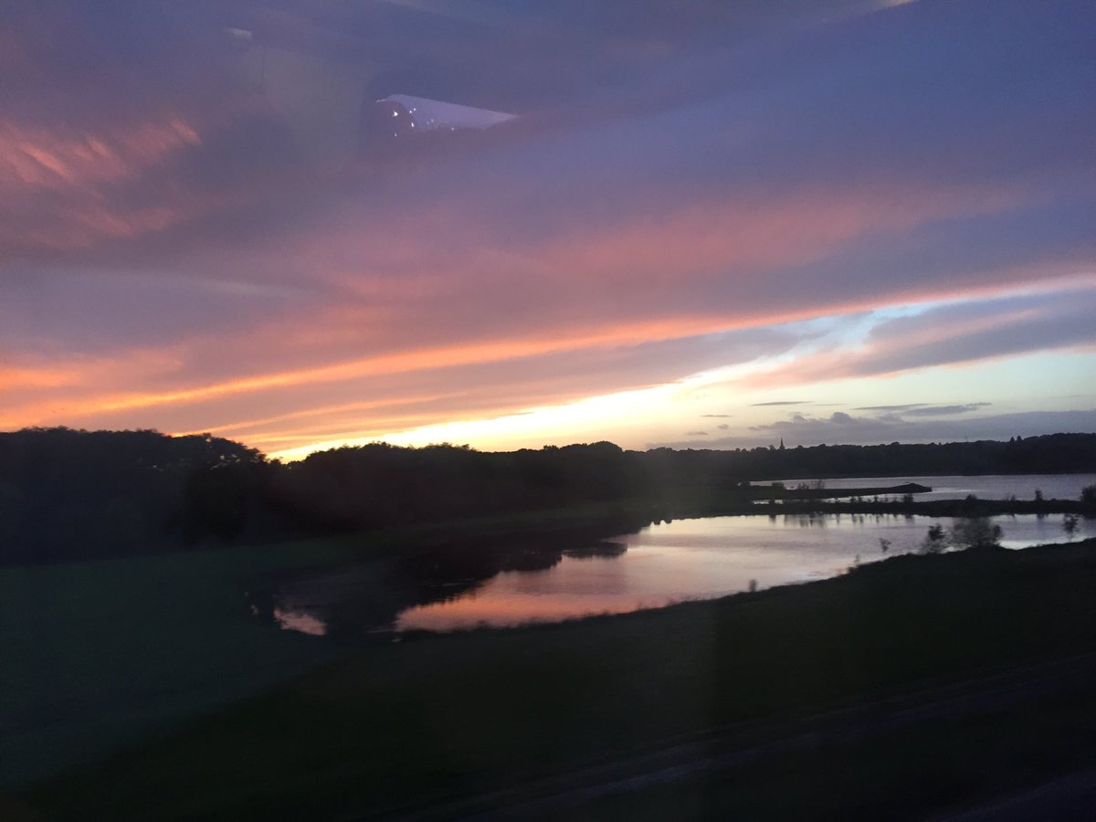 Amylouward10's tweet photo. My favourite thing....#Sunsets ππ
#TravellingHome #BusyWeekAtWork #LoveMyJob #ConsultantLife https://t.co/Fu3k4I2JMS