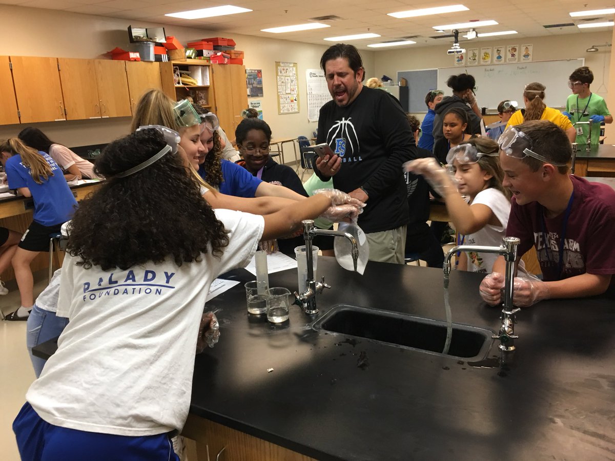 christi_corbin's tweet image. @sirsoftball is having more fun than the 8th graders today during our chemical reactions lab!🎆 😂#MISDproud @FSMSCubs #corbinclass