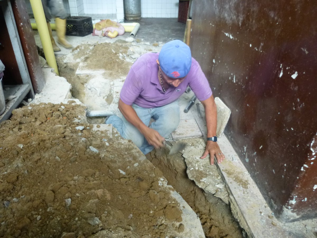 alcaldiadelmb's tweet photo. CONTINÚAN TRABAJOS DE PLOMERIA EN ESCUELA REPÚBLICA DE CUBA
ALCALDÍA DEL MUNICIPIO BOLÍVAR EL COMPROMISO ES CONTIGO https://t.co/DiVwMtfeOI