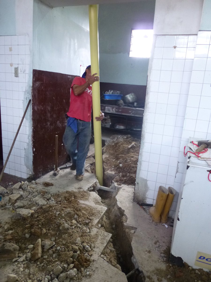 alcaldiadelmb's tweet photo. CONTINÚAN TRABAJOS DE PLOMERIA EN ESCUELA REPÚBLICA DE CUBA
ALCALDÍA DEL MUNICIPIO BOLÍVAR EL COMPROMISO ES CONTIGO https://t.co/DiVwMtfeOI