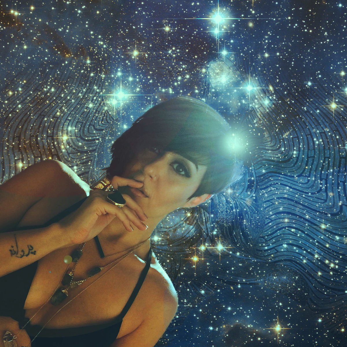 SHIVARASA_'s tweet image. 50 Shades of Awkward ٠ See you under the stars tonight @SkybarLA ✨👽🌙 #aaroncolbertent