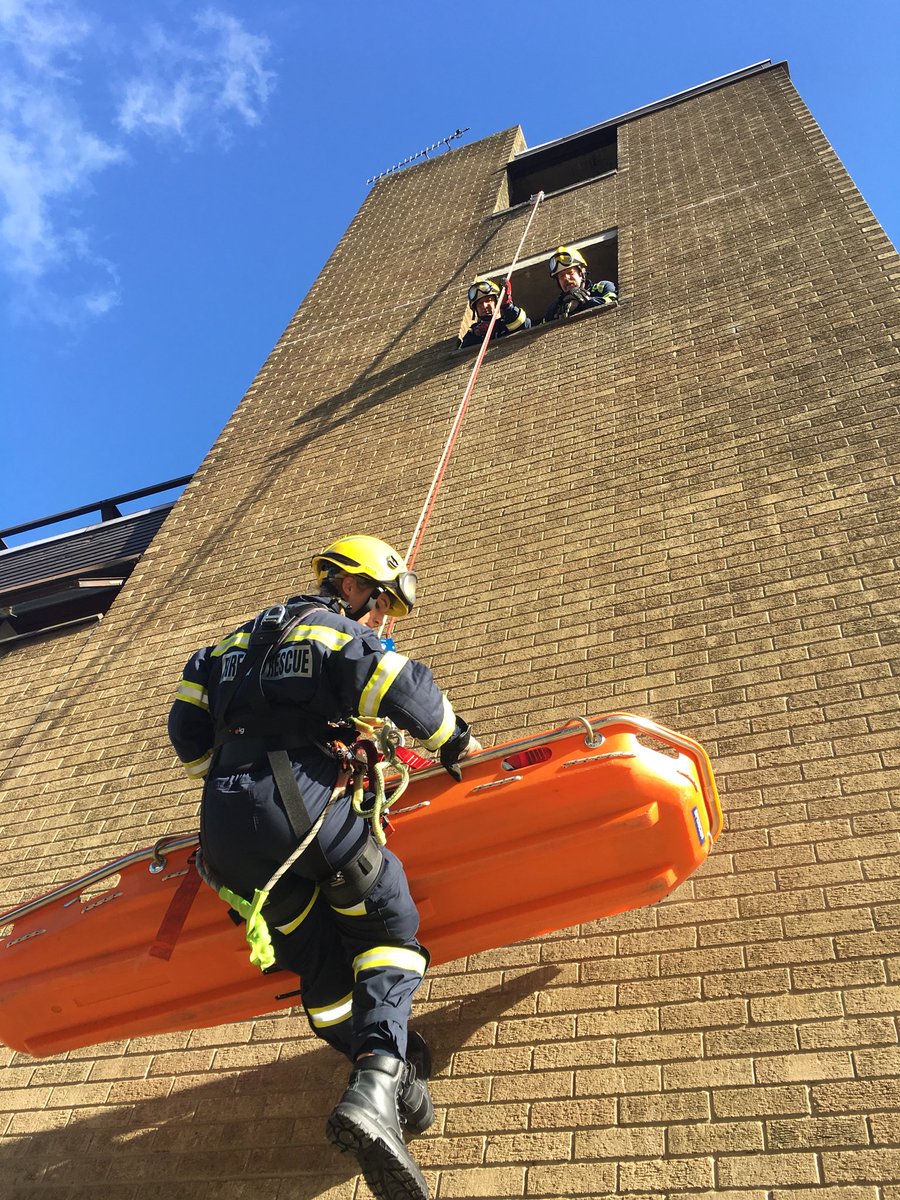 blaggy989's tweet image. 8 new AWAH Technicians trained and “on-the-run” tonight for @SuffolkFire , plus 2 recertifications! #firefighter #technical #rescue #squad