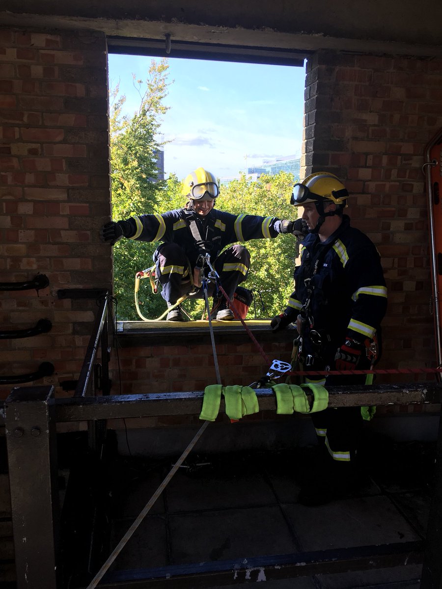 blaggy989's tweet image. 8 new AWAH Technicians trained and “on-the-run” tonight for @SuffolkFire , plus 2 recertifications! #firefighter #technical #rescue #squad