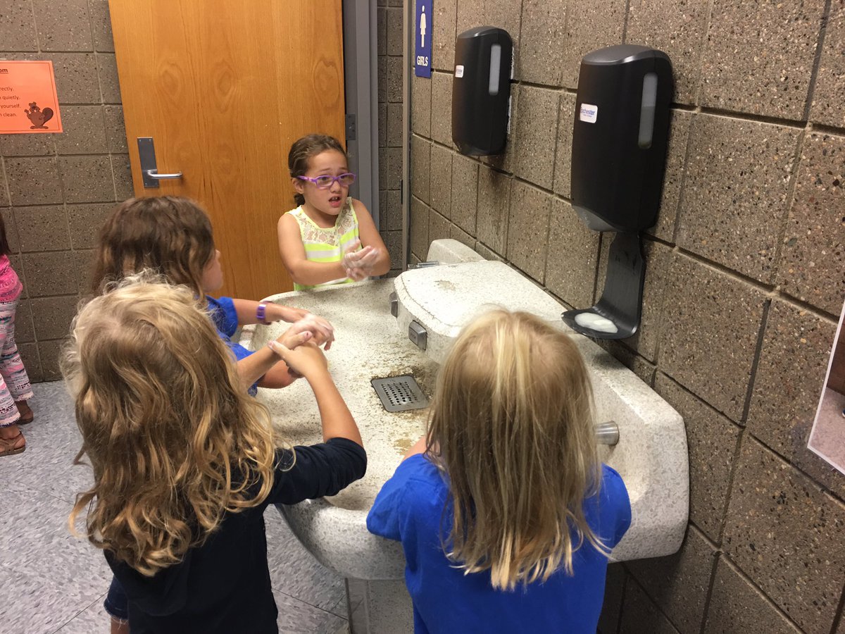 MrsRamirez3's tweet photo. Hand washing lesson with our public health nurse! Checking with the flashlight to see if any germs were still there! #healthy #germs https://t.co/7C0Etfust3