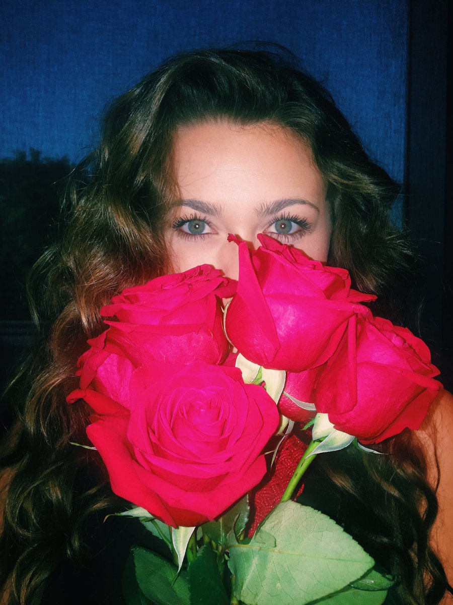 Green4Queen's tweet photo. Roses are red, AOII is going green, vote Caroline for Queen in 2017!! #gogreen #GreenForQueen💚♻️ https://t.co/XsHz2LzHGk