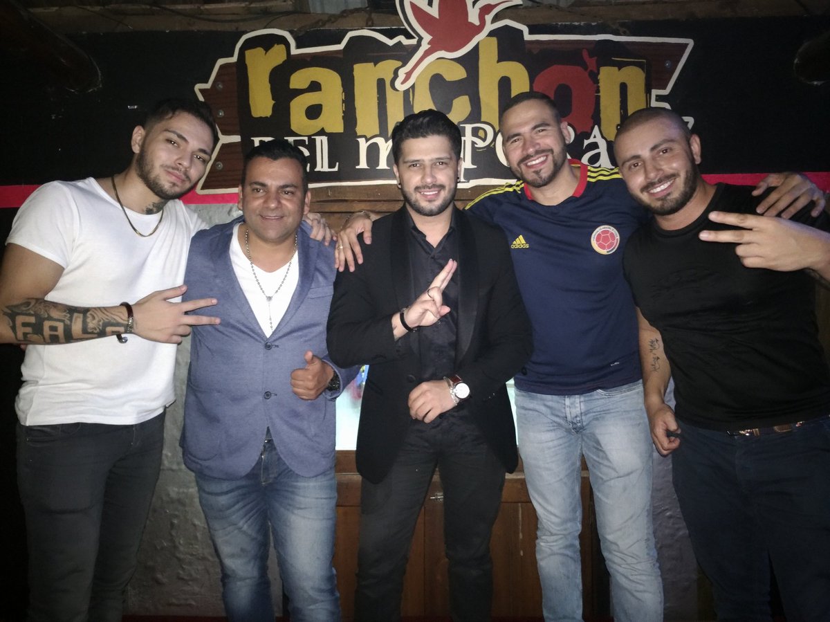 jambohemio's tweet photo. Una noche Bohemia se paso en compañía de la familia 
@HECTORFALA 
@Chilymartinezoficial 
@jambohemio
@edwardelministro
@DOBLEKLAACTITUD https://t.co/cNNvWzluWQ