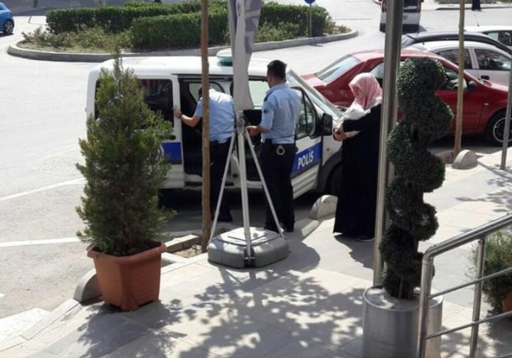 OhalKaldırılmalı Çünkü doğumhane kapısında bekleyen polislerin korkusundan uzak mutlu bir şekilde bebekler dünyaya gelmeli. <a href="/yasartuzun06/">Yaşar Tüzün</a>