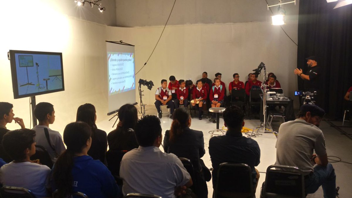 conchitadelgad4's tweet photo. @PacoAyon @SecEducacionJal alumnos de la urbana 48 "Agustín Yañez" de quinto grado y su maestro participando en DIPTA KIDS!! https://t.co/Y6ylpnkNIO
