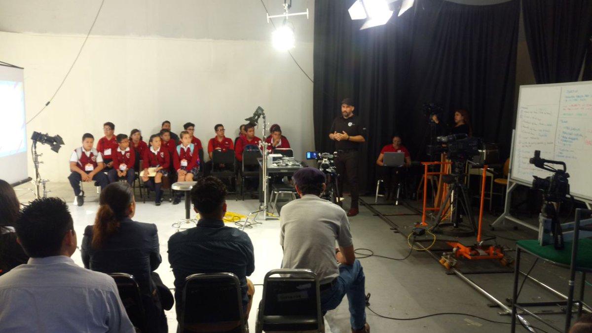 conchitadelgad4's tweet photo. @PacoAyon @SecEducacionJal alumnos de la urbana 48 "Agustín Yañez" de quinto grado y su maestro participando en DIPTA KIDS!! https://t.co/Y6ylpnkNIO