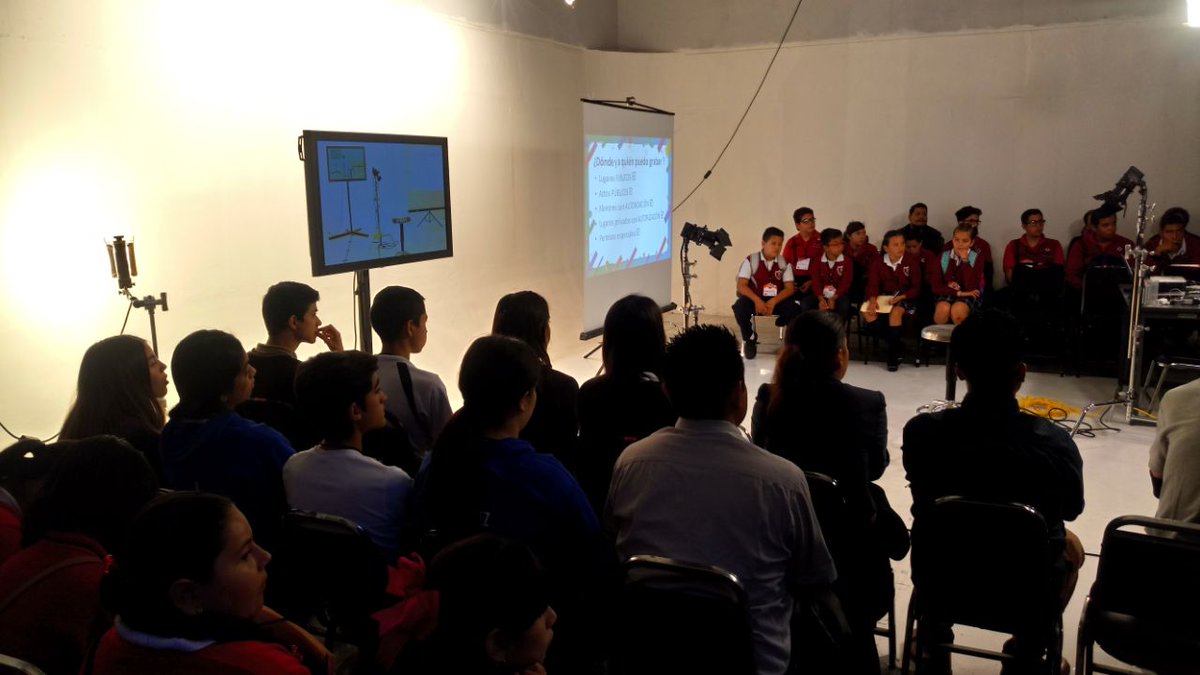 conchitadelgad4's tweet photo. @PacoAyon @SecEducacionJal alumnos de la urbana 48 "Agustín Yañez" de quinto grado y su maestro participando en DIPTA KIDS!! https://t.co/Y6ylpnkNIO