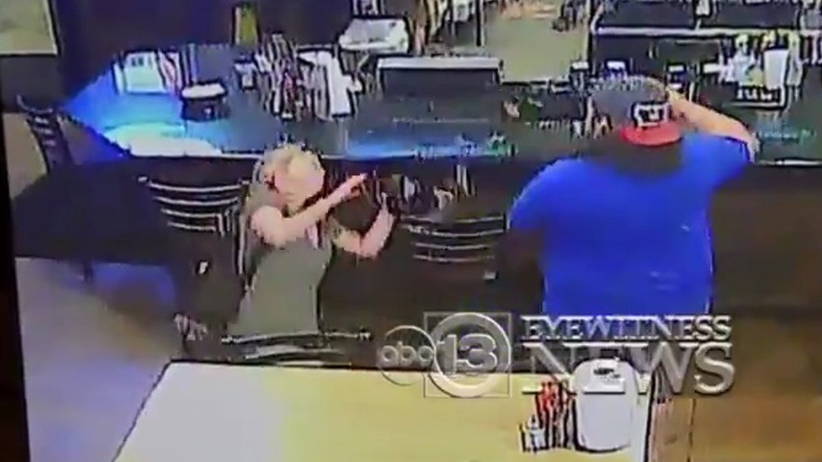 VIRAL VIDEO Couple still together after wild bar fight goes viral bit.ly/2y0xsgg?utm_me… https://t.co/oiH0meA9GO