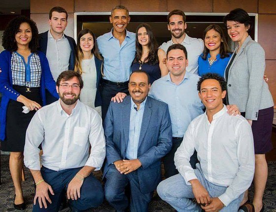 EpocaMundo's tweet image. De frente com Barack Obama: ele se reuniu ontem com 11 jovens brasileiros. Cinco deles relatam a experiência glo.bo/2y5zjCt