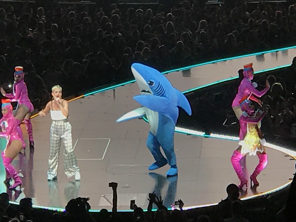woman_hattan's tweet photo. #KatyPerryMSG #WitnessTheTour #leftshark #nyc @TheGarden https://t.co/L2To8L7bNa