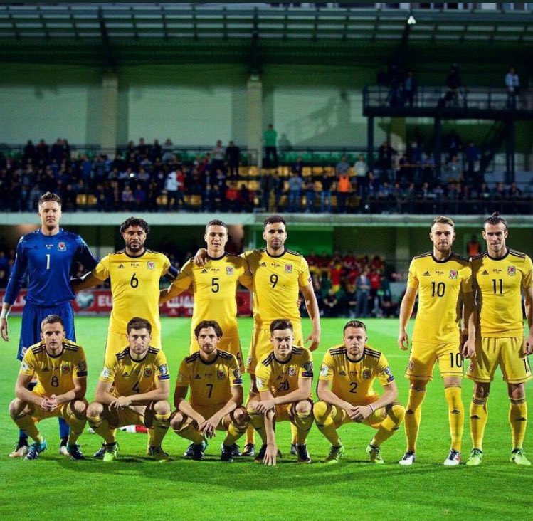 Lee_Stono_21's tweet image. The @FAWales team pics are class!!!! 😂😂 #humour  #smallnation #togetherstronger #Wales 🐉
