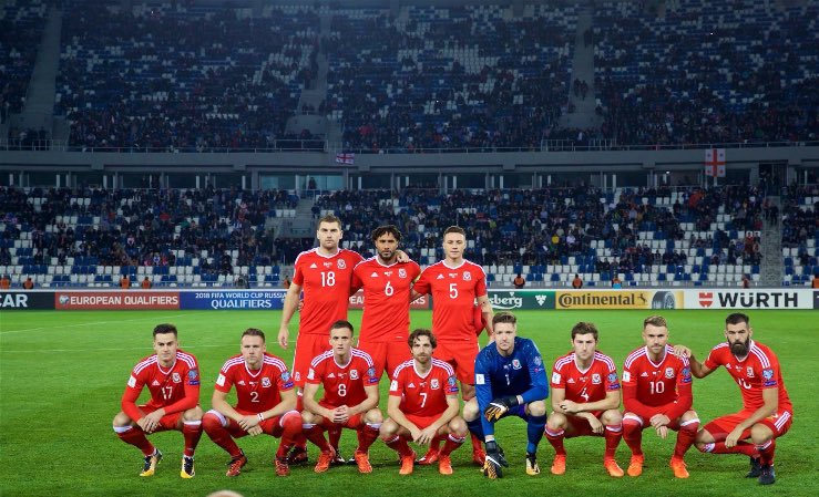 Lee_Stono_21's tweet image. The @FAWales team pics are class!!!! 😂😂 #humour  #smallnation #togetherstronger #Wales 🐉