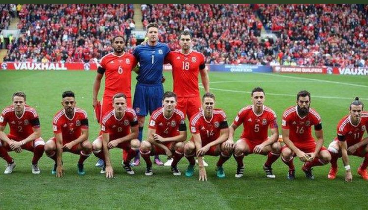 Lee_Stono_21's tweet image. The @FAWales team pics are class!!!! 😂😂 #humour  #smallnation #togetherstronger #Wales 🐉